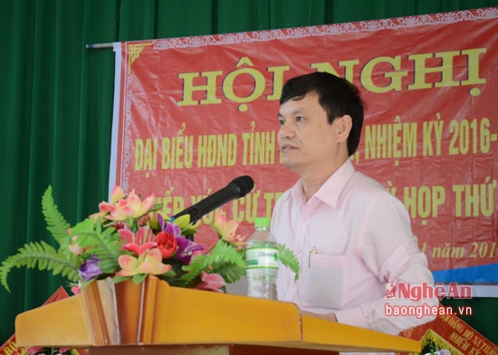 Đồng chí Nguyễn Thanh Tùng - Bí thư huyện ủy Anh Sơn, đại biểu HĐND tỉnh khóa XVII báo cáo nội dung chương trình kỳ họp thứ 3, HĐND tỉnh khóa XVII.