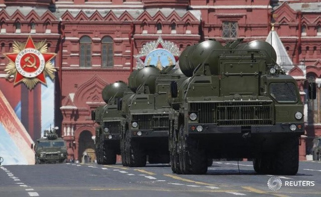 Các hệ thống tên lửa đất đối không tầm xa và tầm trung S-400 của Nga trong lễ diễu binh mừng Ngày Chiến thắng phát xít Đức hôm 9/5/2016. Ảnh: Reuters.