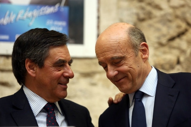 Ông Francois Fillon (trái) và Alain Juppé sẽ cạnh tranh trong cuộc bỏ phiếu vòng 2 ngày 27/11 để chọn ra ứng cử viên Tổng thống cho cuộc bầu cử tháng 4/2017. Ảnh AFP