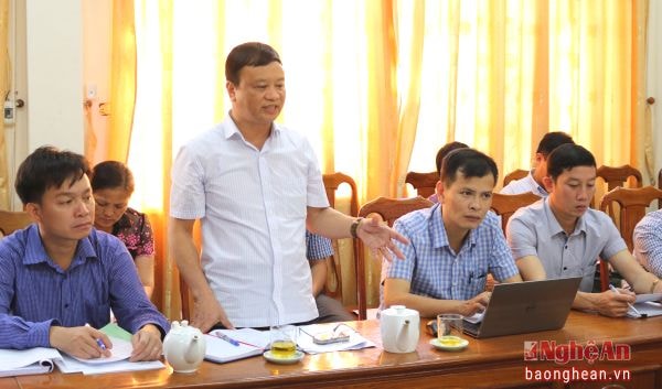 Đồng chí Nguyễn Văn Hải, Chủ tịch UBND huyện phát biểu trong buổi bàn giải pháp phát triển rừng nguyên liệu trên địa bàn.