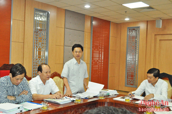 Đồng chí Nguyễn Xuân Sơn - Phó Bí thư Thường trực Tỉnh ủy, Chủ tịch HĐND tỉnh yêu cầu cơ quan soạn thảo sửa chữa đảm bảo sự chặt chẽ về câu chữ, điều khoản các chính sách