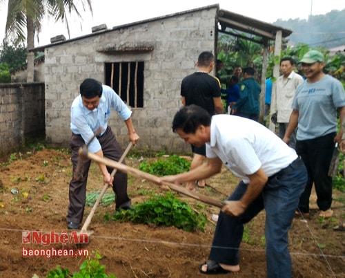 Lãnh đạo huyện, xã khởi công xây dựng nhà đại đoàn kết cho bà Trần Thị Thủy