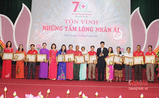 Tuyên dương các cán bộ hội xuất sắc, tích cực đóng góp cho phong trào chữ thập đỏ của tỉnh.