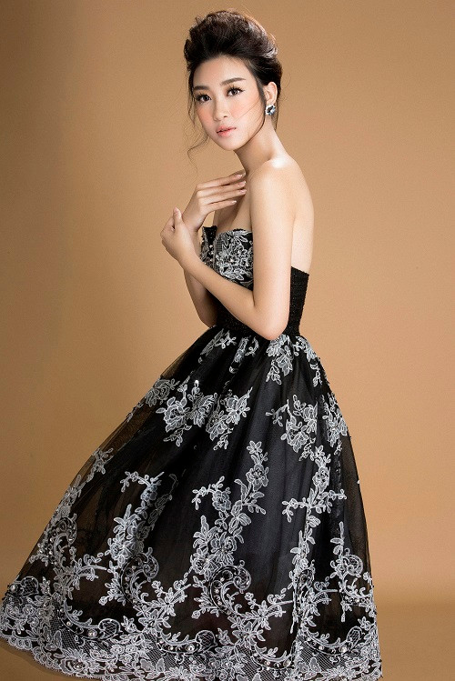 Hoa hậu xinh đẹp trong bộ đầm cúp ngực tông đen, họa tiết trắng.