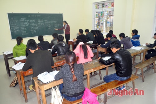 Người lao động học tiếng Hàn Quốc tại trung tâm dịch vụ việc làm tỉnh