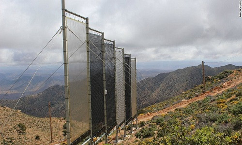 Các tấm lưới lọc nước từ sương mù được lắp đặt ở Morocco. Ảnh: Dar Si Hmad.