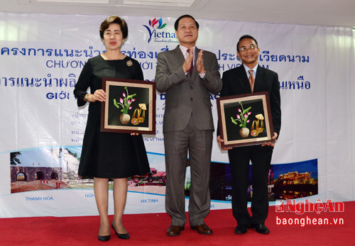 Phó Chủ tịch UBND tỉnh Nghệ An Lê Minh Thông tặng quà cho các đại biểu tham dự hội nghị.