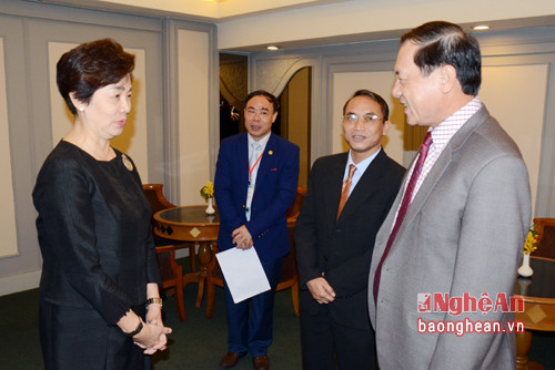 Phó Chủ tịch UBND tỉnh Nghệ An Lê Minh Thông trao đổi cùng Phó Thị trưởng Thành phố Băng Cốc, Phó Đại sứ Việt Nam tại Thái Lan.