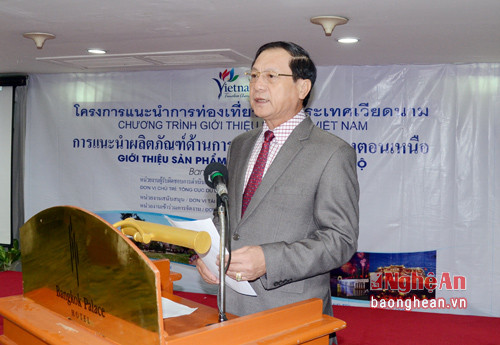 Phó Chủ tịch UBND tỉnh Nghệ An Lê Minh Thông chào mừng các đại biểu đến với hội nghị xúc tiến quảng bá du lịch Nghệ An tại Thái Lan.