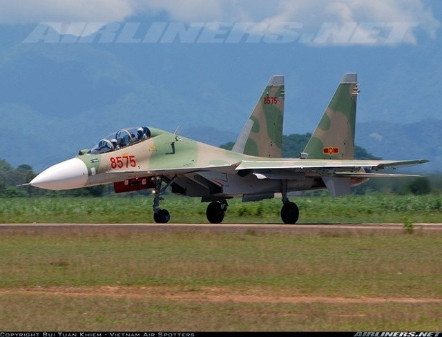 Su-30MK2 hiện là chiến đấu cơ chủ lực hiện đại nhất trong lực lượng Không quân Việt Nam. Việc ký kết được thỏa thuận đào tạo phi công Su-30MK2 với phía Ấn Độ có thể sẽ tiết kiệm được một khoản không nhỏ ngân sách quốc phòng so với việc đưa phi công sang huấn luyện ở Nga. Nguồn ảnh: Airlines.net