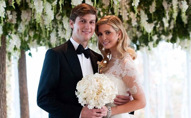 Năm 2009, Ivanka kết hôn với Jared Kushner, con trai một nhà bất động sản New York và cải đạo sang Do thái. Jared trưởng thành trong một gia đình Do Thái chính thống ở bang New Jersey. Anh tốt nghiệp đại học Harvard, lấy bằng thạc sĩ quản trị kinh doanh đại học New York và có sự nghiệp rất thành đạt.  Ivanka từng nói rằng cô rất may mắn khi gặp được chồng mình. Ảnh: Handout