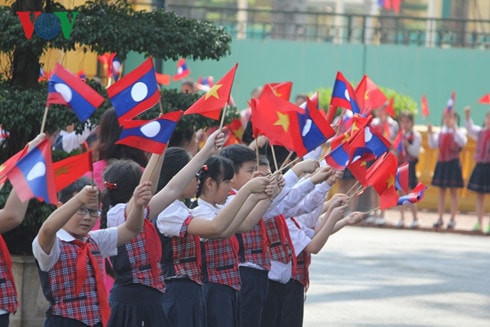 Các cháu thiếu nhi vẫy quốc kỳ hai nước Việt Nam, Lào chào đón TBT, Chủ tịch nước Bounnhang Volachith.