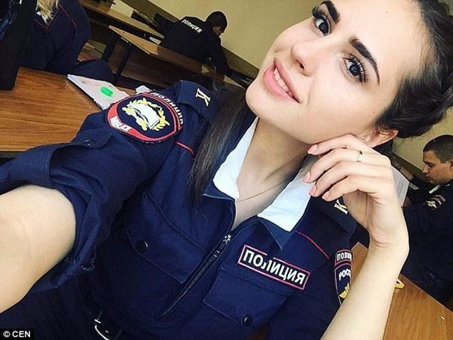 Nữ cảnh sát Nga đẹp như hoa hậu.