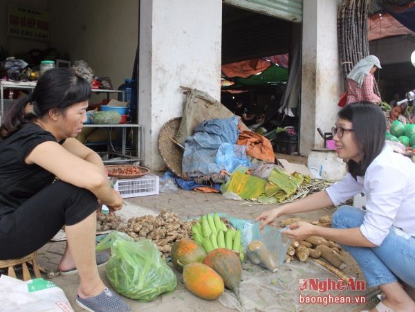 Gian hàng bày bán thực phẩm miền núi như bí, ngô, khoai, sắn… tại chợ Hưng Dũng.