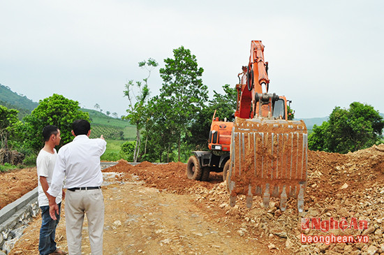 Kiểm tra tiến độ xây dựng bãi rác tập trung của xã Nghĩa Sơn (Nghĩa Đàn).