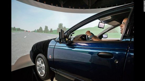 Obama trải nghiệm phần mềm giả lập lái xe ngày 15/7/2014, trong chuyến tham quan Trung tâm Nghiên cứu Cao tốc Turner-Fairbank tại McLean, Virginia. Trình giả lập giúp đánh giá về các loại phương tiện “thông minh” được phát triển tại trung tâm này.