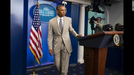 Obama rời phòng họp ở Nhà Trắng sau khi phát biểu về nhiều chủ đề hôm 28/8/2014. Tuy vậy, phản ứng trên mạng xã hội Twitter chủ yếu tập trung vào bộ comple sáng màu hiếm khi ông vận lên người.