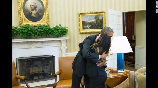 Obama ôm Nina Phạm - người may mắn bình phục sau khi nhiễm Ebola, tại Phòng Bầu dục hôm 24/10/2014. Cô là 1 trong 2 y tá ở Dallas bị chẩn đoán nhiễm loại virus trên, và được thông báo bình phục hoàn toàn sau khi điều trị tại một bệnh viện ở Bethesda, Maryland. 