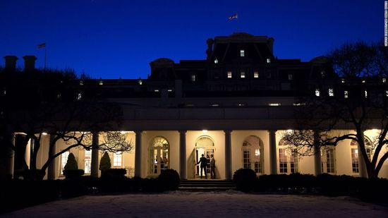 Tổng thống Mỹ rảo bước dọc hành lang Colonnade của Nhà Trắng hôm 22/1/2015.