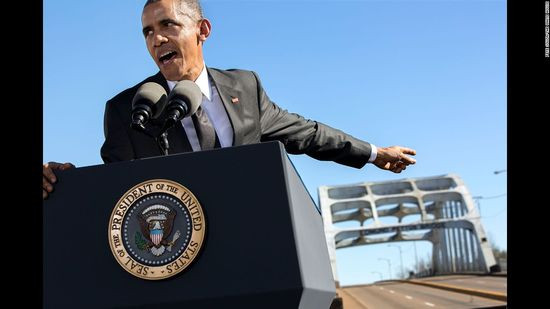 Obama phát biểu trước cây cầu Edmund Pettis nhân kỷ niệm 50 năm ngày “Chủ nhật đẫm máu”, khi những người biểu tình đòi quyền bầu cử bị đàn áp dã man tại Selma, Alabama năm 1965.