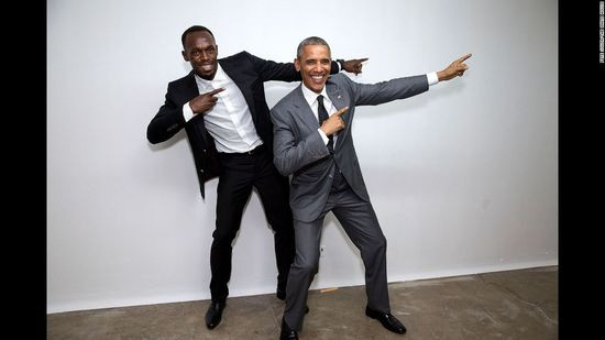 Obama tạo dáng chụp ảnh cùng người nhanh nhất thế giới - vận động viên chạy nước rút của Jamaica Usain Bolt tại một sự kiện ở Kingston, Jamaica ngày 9/4/2015.