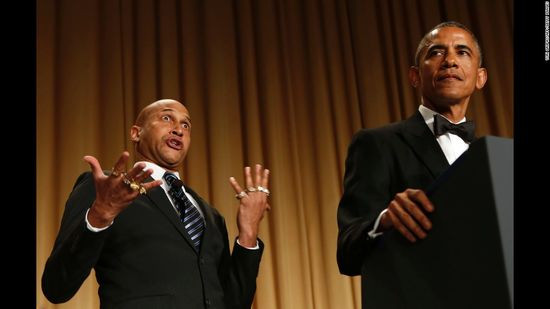 Obama phát biểu, cạnh đó là diễn viên hài Keegan-Michael Key, người đóng vai Luther - người diễn giải cơn thịnh nộ của Obama, tại bữa tiệc tối thường niên của Hiệp hội Báo chí Nhà Trắng vào ngày 25/4/2015.