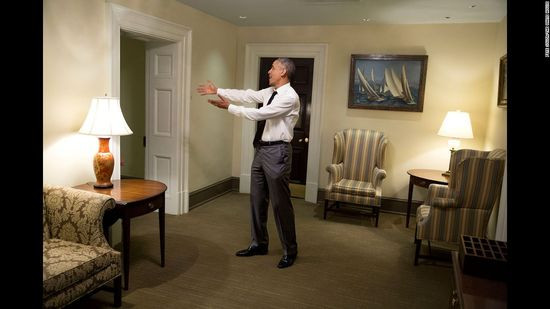 Obama chào tạm biệt lãnh đạo phe thiểu số tại Hạ viện Mỹ từ đại sảnh của khu West Wing hôm 29/4/2015.