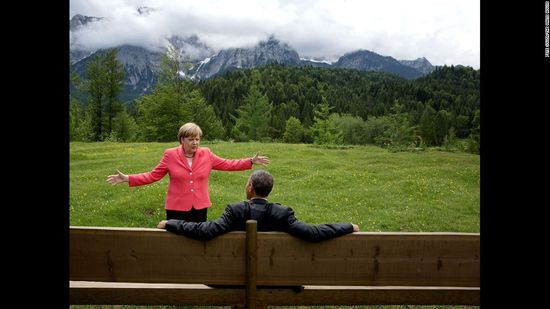 Thủ tướng Đức Angela Merkel trò chuyện cùng Obama gần dãy núi Alps ở Baravia ngày 8/6/2015. Obama cùng các nhà lãnh đạo thế giới khác có mặt tại Đức để dự Hội nghị thượng đỉnh thường niên của nhóm G-7. Nhiếp ảnh gia Nhà Trắng Pete Souza nói: “Tổng thống Mỹ đã ngồi xuống trước, sau đó Thủ tướng Đức cũng ngồi sát cạnh. Tôi chỉ đủ thời gian chụp vài kiểu ảnh trước khi có thêm nhiều người khác xuất hiện ở phông nền phía sau”.