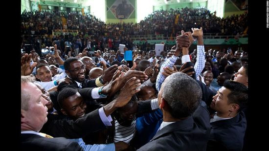 Obama chào hỏi khán giả sau khi diễn thuyết tại Nairobi, Kenya ngày 26/7/2015. Đó là lần đầu tiên ông trở về thăm quê gốc trên cương vị Tổng tư lệnh của nước Mỹ.