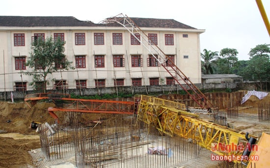 Dù chưa được cấp phép nhưng Công ty TNHH Trường Thành vẫn xây dựng công trình chung cư và biệt thự liền kề tại phường Trường Thi, TP Vinh, dẫn đến vụ tai nạn đổ cầu cẩu tháp làm một học sinh tử vong.