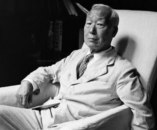 Syngman Rhee (1948-1960): Với sự trợ giúp của Mỹ, ông Rhee là người đưa Hàn Quốc thoát khỏi sự đô hộ của Nhật và trở thành tổng thống lập quốc của nước này vào năm 1948. Tuy nhiên, theo giới phân tích, ông dần trở thành nhà độc tài và bị cáo buộc tham nhũng, ưu đãi người nhà… Năm 1960, ông giành được nhiệm kỳ tổng thống thứ tư nhưng lại bị tố cáo gian lận phiếu bầu quy mô lớn. Các cuộc biểu tình trên toàn quốc của sinh viên buộc ông Rhee phải trốn tới Hawaii và qua đời ở đây năm 1965. Ảnh: AP.