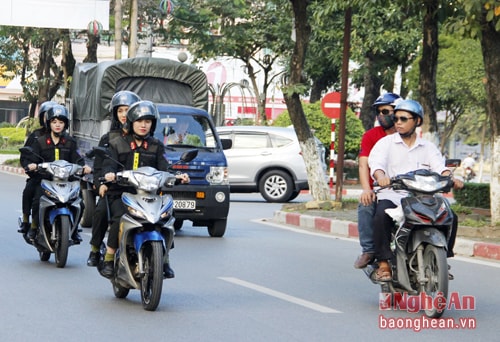 Ở Thành phố Vinh, hình ảnh nữ cảnh sát đặc nhiệm vẫn còn khá lạ lẫm đối với nhiều người dân.