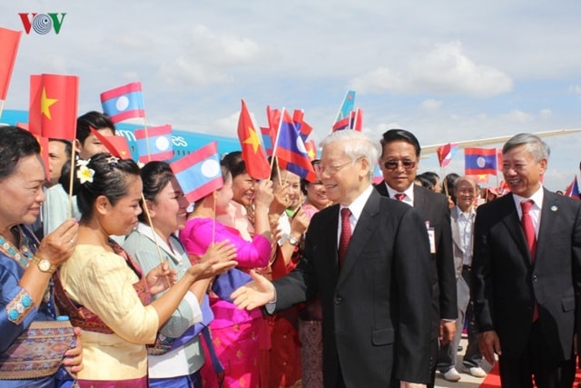 cùng đông đảo quần chúng nhân dân Lào và cán bộ, lưu học sinh, cộng đồng người Việt Nam đang công tác, học tập, làm việc tại nước bạn Lào.
