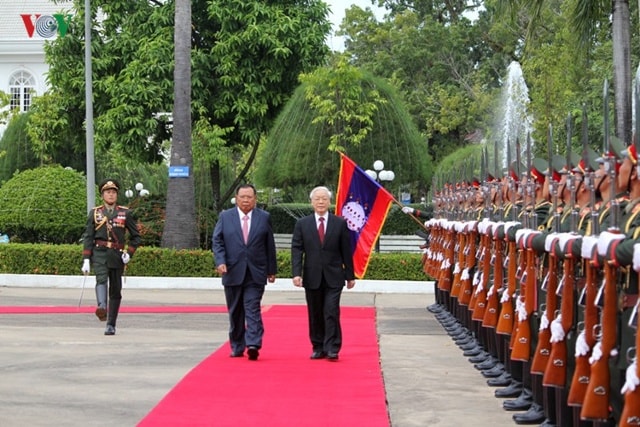 Tổng Bí thư, Chủ tịch nước CHDCND Lào Bounnhang Vorachith mời Tổng Bí thư Nguyễn Phú Trọng duyệt đội danh dự.