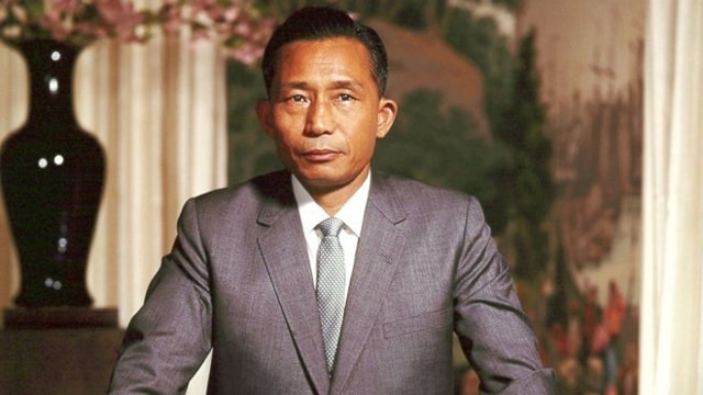 Park Chung-hee (1961-1979): Là cha của đương kim Tổng thống Hàn Quốc Park Geun-hye, Thiếu tướng Park lên nắm quyền sau cuộc đảo chính năm 1961. Là người đặt nền móng cho sự trỗi dậy của kinh tế Hàn Quốc nhưng ông cũng mang tiếng độc tài khi bắt bớ và tra tấn người chống đối. Ông bị ám sát bởi cấp dưới của mình, giám đốc tình báo Hàn Quốc, trong một bữa tiệc năm 1979. Ảnh: ABC News.