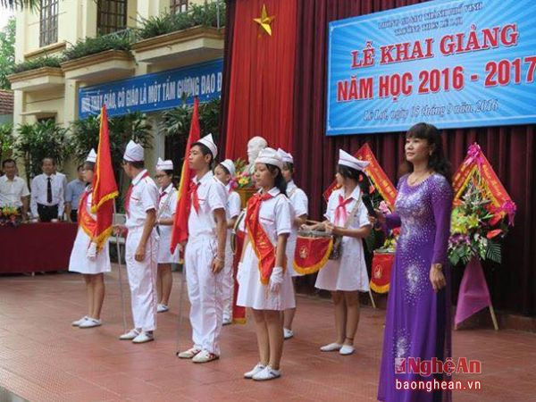 Cô giáo Ngô Thị Hà -Trường THCS Lê Lợi (TP. Vinh) hướng dẫn nghi thức đội trong lễ khai giảng.