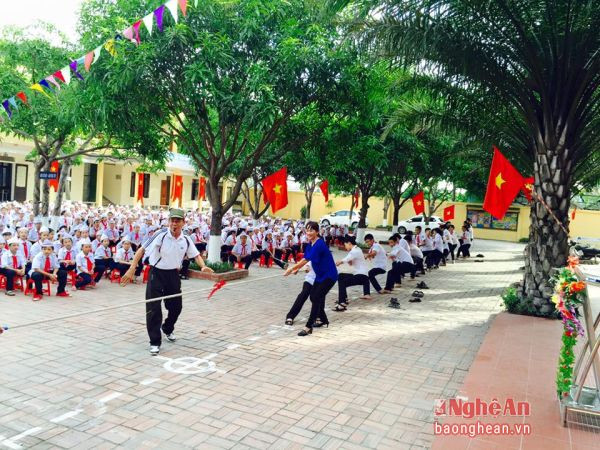 Học sinh Trường THCS Lê Lợi (TP. Vinh) thi kéo co.