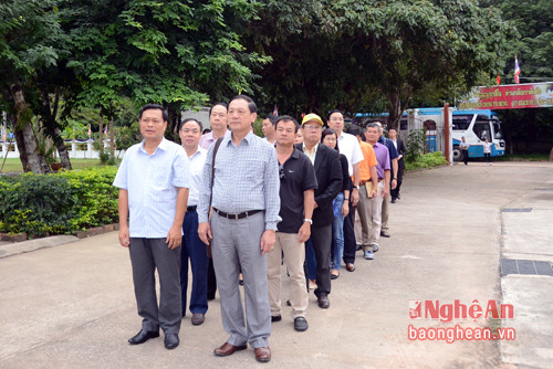 Đoàn công tác tỉnh Nghệ An đến dâng hương hương tại Khu di tích Chủ tịch Hồ Chi Minh ở làng Nỏng Hang, xã Xiêng Phin, tỉnh Udonthani, Vương quốc Thái Lan. 