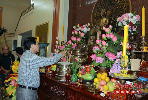 Đoàn công tác tỉnh Nghệ An dâng hương tưởng nhớ công ơn trời biển của Người. 