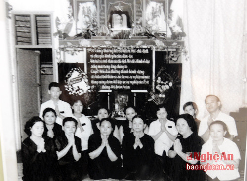 Và đặc biệt có rất nhiều bức ảnh, kỷ vật kể về tình cảm của Việt kiều Thái Lan đối với Người, với quê hương đất nước. Đây là bức ảnh của một gia đình Việt kiều tại Udonthani đã để tang bác 100 ngày vào năm 1969.