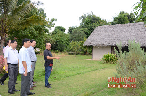 Đoàn công tác đã đến thăm ngôi nhà tranh vách đất mà Người đã dựng nên, sinh sống, hoạt động...