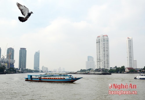 Ở Thái Lan, dòng sông Chao Phraya đã là một điểm đến lý tưởng cho du khách. Riêng tại Bangkok, sông Chao Phraya là một huyết mạch giao thông quan trọng với một mạng lưới phà và tắc xi nước lớn. 