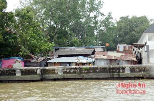 Có một Băng Cốc với những ngôi nhà ổ chuột. Chính phủ Thái Lan đã nhiều lần muốn giải tỏa, đưa người dân ở đây vào những khu đô thị hiện đại song không thể thực hiện do chưa thỏa thuận đền bù thỏa đáng với người dân.