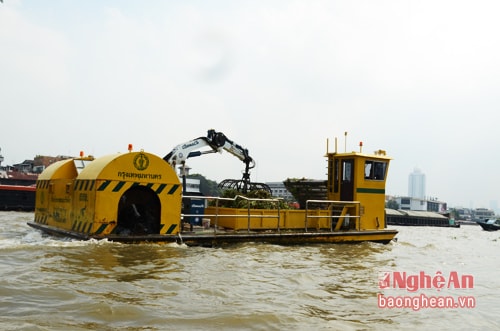 Một con thuyền máy chuyên thực hiện việc dọn rác, bèo đang hoạt động trên dòng Chao Phraya đảm bảo sông luôn sạch.