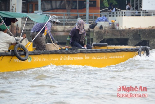 Giữa Băng Cốc giàu có, hiện đại, phồn hoa vẫn có rất nhiều người nghèo đang mưu sinh trên dòng sông Chao Phraya. Có khoảng 50.000 người vẫn còn sử dụng các tuyến phà thuyền để phục vụ các hoạt động kinh doanh trên dòng sông này.