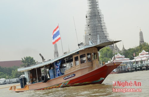 Băng Cốc có 5 tuyến thuyền phà công cộng , tất cả được quản lý bởi công ty tàu thuyền Chao Phraya, chạy xuyên suốt tuyến sông dài gần 21km.