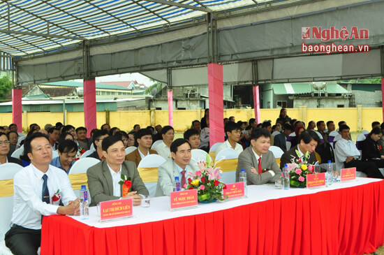 Đại diện Huyện ủy, UBND huyện Nghĩa Đàn dự lễ công bố đạt chuẩn Nông thôn mới xã Nghĩa Sơn