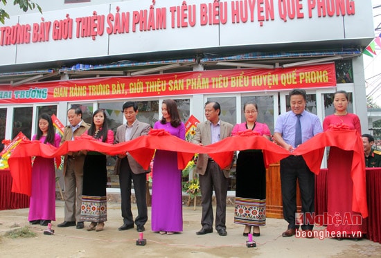 Đại diện lãnh đạo huyện Quế Phong cắt băng khai trương gian hàng trưng bày và giới thiệu sản phẩm địa phương huyện Quế Phong.