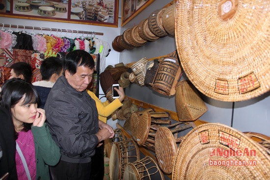Các đồ dùng từ mây tre đan như giỏ đựng, chiếc ép xôi của đồng bào Thái.