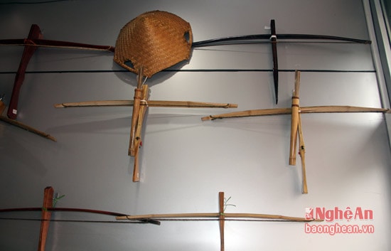 Chiếc nỏ đồng bào Thái và dao của đồng bào Mông.